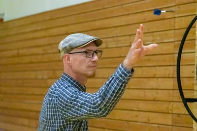 Hier ist Konzentration gefragt: Frank Schirmer lässt den Pfeil fliegen.