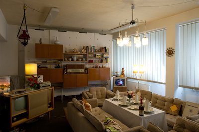 Ein Wohnzimmer aus DDR-Zeiten im DDR-Museum Zeitreise in Radebeul.