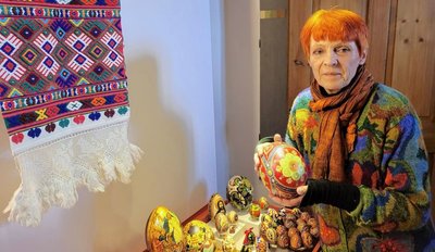 Marita Pesenecke mit ihrem Lieblingsei, das zugleich das wertvollste ist. 