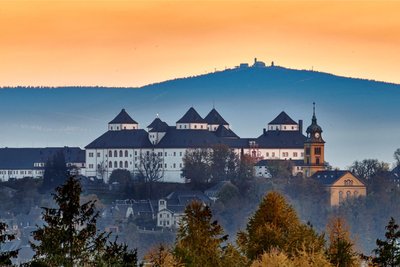 Die Augustusburg mit dem Fichtelberg im Hintergrund.