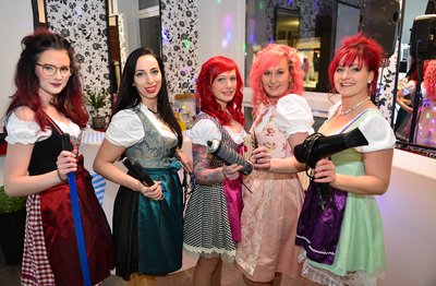 Mit dabei waren Vivian, Julia, Sandy, Sandra und Wencke (Foto, v. l.) von den H + K Studios Rochlitzer Straße Ecke Poststraße.
