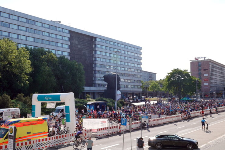 Fichtelberg-Radmarathon in Chemnitz gestartet: Rund 1000 Radfahrer dabei