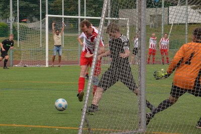 Zahlreiche spannende Spiele lieferten sich die Unparteiischen. So wie hier Michael Rehm (l.), der für das All-Star-Team den Torerfolg knapp verpasst.