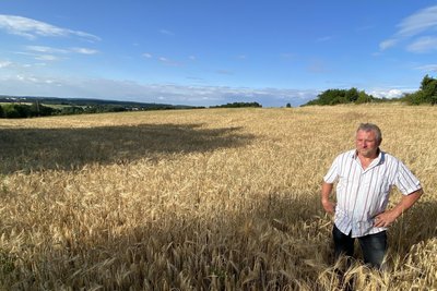 Direkt auf dem Feld, das auch Jörg Grimm bewirtschaftet, soll die Brücke der Stufe 5 vom Chemnitzer Modell verlaufen. Das mache es den Mähdreschern unmöglich, zu arbeiten.
