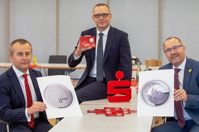 Zum 900-jährigen Stadtjubiläum von Plauen gibt es eine Gedenkmünze aus Silber. Sparkassen-Vorstand Marko Mühlbauer, Sparkassen-Bereichsleiter Vertriebssteuerung Torsten Roscher und Plauens Oberbürgermeister Steffen Zenner (CDU/von links) stellten das Erinnerungsstück am Montag erstmals der Öffentlichkeit vor.