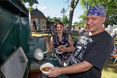Zum ersten Mal beim Gartenfest dabei: Denis Posselt mit Freundin Vanesa Hübner. Das Paar bot an der Gulaschkanone zwei Gerichte an. 