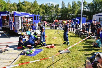 Die Fachgruppe Bergung des Ortsverbandes Annaberg zeigte das Heben von schweren Lasten. "Etwa 2,5 bis 3 Tonnen Gewicht werden hier bewegt", so Zugführer Alexander Haase. Zahlreicher Zuschauer verfolgten das Geschehen. 