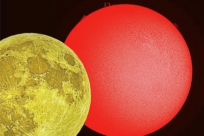 Ein hell erleuchteter Mond verdeckt die Sonne.