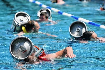 Weltmeisterschaft im Fassathlon: Teildisziplin ist das Fassschwimmen über 200 Meter. 