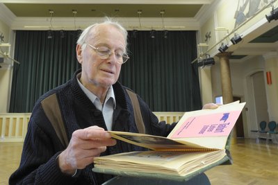 Hans Lange im Haus Kraftwerk, dem früheren Pionierhaus. Bei dem Termin 2011 blätterte er genau in der Chronik, die sein Sohn jetzt dem Stadtarchiv übergeben hat.