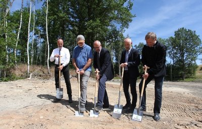 Versammelt zum Spatenstich (von links): Oberberghauptmann Bernhard Cramer, Carsten Schick, Wismut-Geschäftsführer Michael Paul, Ralph Weidner vom Sanierungsbeirat und Martin Zimmermann. 