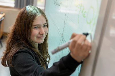 Lernen ist für Paula Treichel eine Lust. Besonders begabt ist die 14-Jährige in Mathe und Physik. Ihre Fähigkeit, sehr logisch zu denken, hat ihr den Platz im Landesgymnasium Sankt Afra Meißen eingebracht.