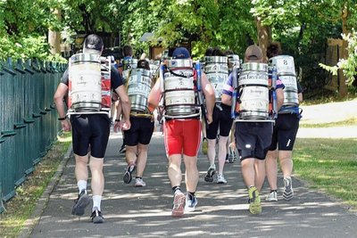 39 Aktive, auch drei Frauen, wagten sich 2022 über die vier Disziplinen. Hier der 5 Kilometer-Lauf mit Fass. 