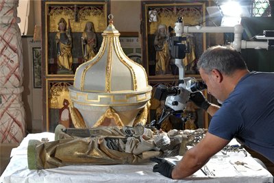 Restaurator Tino Simon schaut sich Details der Madonnen an, die den Altar in der Kirche zierten.