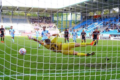Daniel Frahn erzielt per Elfmeter das 2:0.