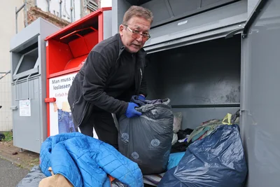Uassov Berik findet in den Containern nicht nur gute Ware.