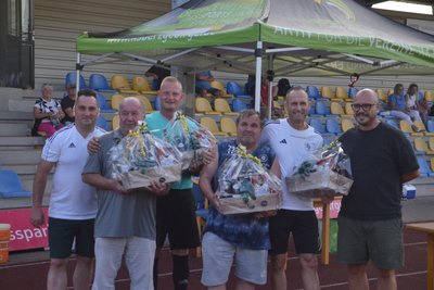 Auch ein Turnier voller Schiedsrichter benötigt jemanden, der für Ordnung sorgt: Thomas Renner (Mitorganisator), Ulrich Pomp, Kevin Gerlich, Jürgen Werner, Lars Albert, Willy Beckert (VfB Annaberg, v. l. n. r.).