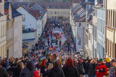 Straßenfasching an der Steilen Wand. Ganz unten gibt es Speisen und Getränke.