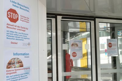 Seit Montagvormittag hängen an allen Eingängen des Freiberger Krankenhauses Hinweisschilder, die den Zutritt zum Kreiskrankenhaus für Besucher untersagen.