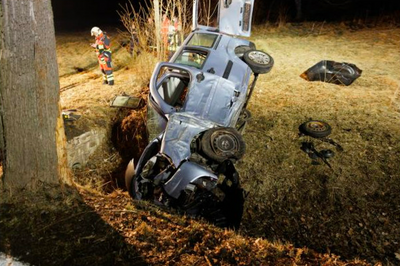 Das Auto landete im Straßengraben.