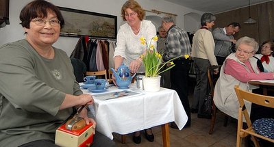 
              <p class="artikelinhalt">Heidelore Hilliger (l.) und Irene Schneider beim Kaffeeklatsch im Tuchmacherhaus. Die neue Schau ist bis 17. Mai zu sehen. </p>
            