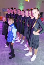 Zur Eröffnung der Freiberger Eisbahn im Schlosshof zeigten Mitglieder des Dresdner Eislaufclubs ihr Können. 
