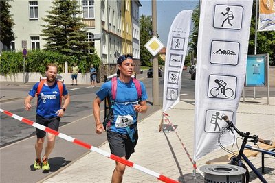 Hier beendet der spätere Weltmeister Karsten Zybell (l.) die Teildisziplin fünf Kilometer Laufen mit Fass. 