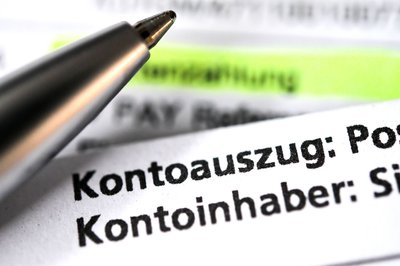 Hochverschuldete Menschen können mit einem sogenannten P-Konto einen festen Betrag vor einer Kontopfändung schützen. (Symbolbild)