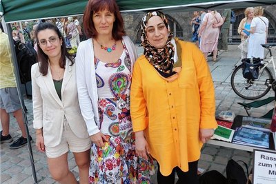 Mariela Xhana, Claudia Riedel und Hasina Amirat vom Sächsischen Flüchtlingsrat informieren über ihre Arbeit.