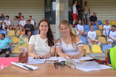 Am Organisationstisch liefen die Fäden zusammen. Lydia Barsch (l.) und Julia Päßler - zwei von 14 Schiedsrichterinnen im Erzgebirge - behielten im Blick, dass alles seine Ordnung hat.