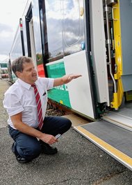 Jens Kittelmann von der City-Bahn Chemnitz erklärt, warum es unterschiedlich hohe Ausstiege braucht.