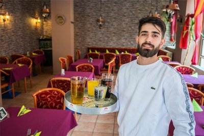 Berzan Ergünlü bedient die Gäste im türkischen Restaurant in Aues Innenstadt.