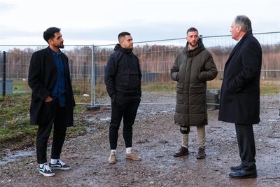 Wird hier eines Tages ihr eigener Fußballplatz entstehen? Das ist zumindest die Idee. Göttrik Wewer zeigten sie schon mal das Areal.