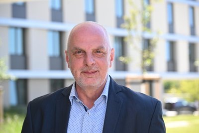 SPD-Stadtrat Detlef Müller sagt, der Vorschlag seiner Fraktion, das Opernhaus für Schauspiel nutzbar zu machen, bringe vor allem Bewegung in die Diskussion. Es müsse neu nachgedacht werden, um alle fünf Sparten für die Zukunft zu sichern.