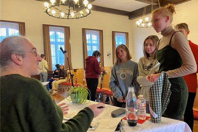 Autogrammeschreiben nach der Lesung in der Netzschkauer Aula. Zoran Drvenkar im Gespräch mit Melissa Dietzsch aus der 10 b. 