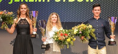 Großer Bahnhof: Enduro-Europameisterin Tanja Schlosser (l.) und Jeremy Sydow, Dritter der Junioren-WM, wurden am Wochenende vom ADAC in Zwickau geehrt. In der Mitte die Siegerin im Nachwuchsbereich, Anina Urlaß aus Hohndorf, die die Mini-GP-Austria-Series gewann. 