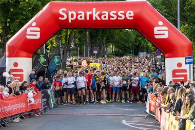 Start zum Firmenlauf in Aue. In der Ergebnisliste standen am Ende 1426 Frauen und Männer. Sie absolvierten eine 5 Kilometer lange Strecke. Es ging nicht vordergründig um die sportliche Leistung. Vielmehr ging es um den Teamgeist.
