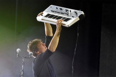 Die Band - wie Keyboarder Carsten Brocker - spielt sich die Seele aus dem Leib.