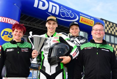 In Assen konnte sich Motorradrennfahrer Marvin Siebdrath (Zweiter von links) über die Unterstützung seiner Familie freuen. Mutter Anja, Vater Sören und Bruder Mika fieberten direkt an der Strecke mit.