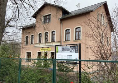 Die neue Infotafel zum Viktoriaschacht steht jetzt am früheren Verwaltungsgebäude des Schachtes. 
