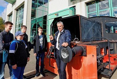 Ausbildungsleiter Kay Steiner präsentiert einer Besuchergruppe die alte Werklok Kö 4594 der Firma Krupp, Baujahr 1934, die als Lehrlingsprojekt in ein, zwei Jahren wieder fahrbereit sein soll.