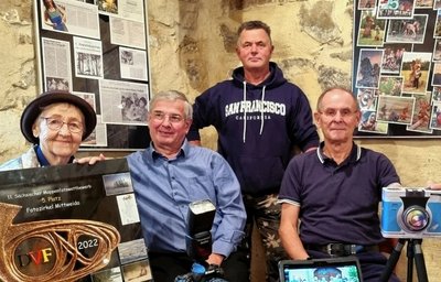 Luzia Tittel, Andreas Peter, Peter Haider und Frank Brautzsch in ihrer Fotoausstellung im Müllerhof anlässlich des 25-jährigen Bestehens des Fotozirkels.