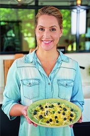 Über die gehobelten Scheiben des frischen Knollenfenchels kommen Parmesan, Rapsöl, Salz, Pfeffer und Blaubeeren. Sie geben dem Carpaccio eine fruchtige Note. 