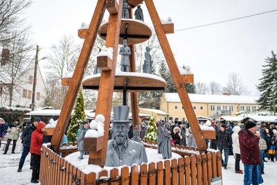 Ein weiterer Höhepunkt jeder Schlossweihnacht: Das Anschieben der Pyramide, die in diesem Jahr mit weiteren historischen Figuren komplettiert wurde. Dafür schlüpften Schauspieler in die historischen Rollen und Gewänder und wurden eingescannt und dann am 3D-Drucker ausgedruckt. "Sodass das sehr authentisch ist", sagt Professor Detlev Müller, der Vorstandsmitglied im Förderverein Schloss Ringethal ist. Baron Hermann von Schröter, der letzte adlige Schlossherr, der auf der Pyramide bereits seine Runden dreht, möchte der Verein sogar aus einzelnen Teilen in Lebensgröße wiederaufleben lassen.