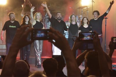 Alphaville, in Bad Elster begeistert gefeiert: Dave Goodes, Ulrike Weidemüller, Elisabeth Markstein, Marian Gold, Jakob Kiersch, Alexandra Merl und Carsten Brocker (von links).