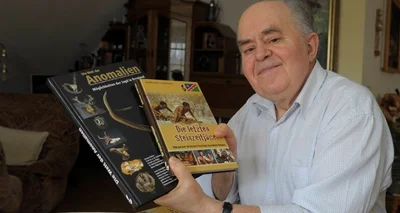 Professor Gottlieb Polzer mit seinen neusten Publikationen. Foto: Franko Martin