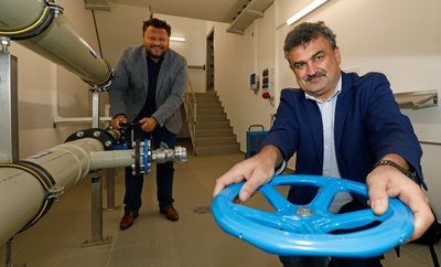 Sylvio Krause (vorn) und Lars Kluge haben die neue Anlage auf dem Pfaffenberg symbolisch in Betrieb genommen. 