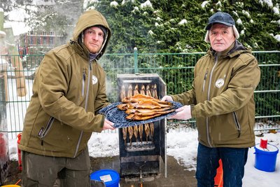 Thomas Saller (links) und Armin Krieche von den Zschopausportfischern Ringethal räucherten frischen Forellen.