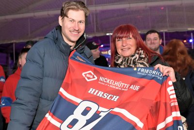 Kenneth Hirsch mit seiner Mutter Silke, die für sein Trikot das höchste Gebot des Abends abgab.