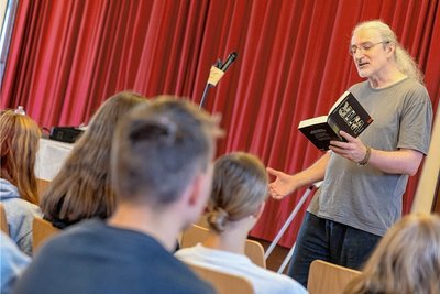 Eine Lesung, das geht auch im Stehen und Herumlaufen: Zoran Drvenkar.